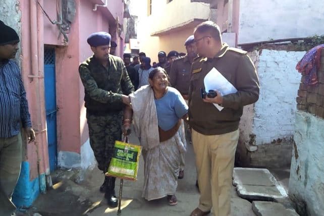 जब बुजुर्ग महिला ने रोते हुए लगाई गुहार, एसपी पहुंच गए महिला के द्वार