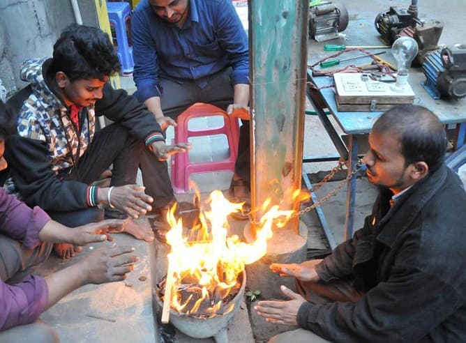 MP: कड़कड़ाती ठंड की आगोश में प्रदेश, कल भी बंद रहेंगे स्कूल