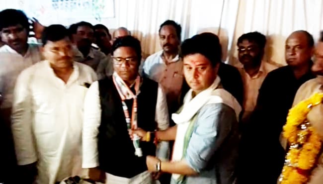 बसपा प्रत्याशी ने थामा कांग्रेस का ‘हाथ’, सिंधिया का किया समर्थन