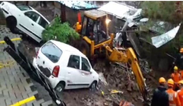 दर्दनाक हादसा: बारिश के चलते गिरी दीवार, 4 बच्चों समेत 15 की मौत, कई कारे भी क्षतिग्रस्त