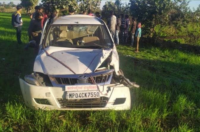 अनियंत्रित होकर खेत मे जा घुसी कार, हादसे में तहसीलदार की मौत