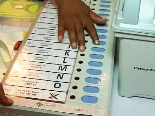 निर्दलीय प्रत्याशी को नक्सलियों ने बनाया बंधक, गाड़ी में लगाई आग, मौके पर हॉक फोर्स के जवान रवाना
