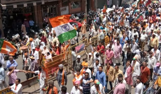 बीजेपी प्रत्याशी के खिलाफ नामांकन रैली में तिरंगा लहराने पर चुनाव आयोग में शिकायत