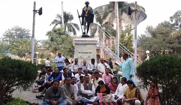 प्रज्ञा ठाकुर के बयान पर जबलपुर मे भी प्रदर्शन, इस्तीफे की मांग