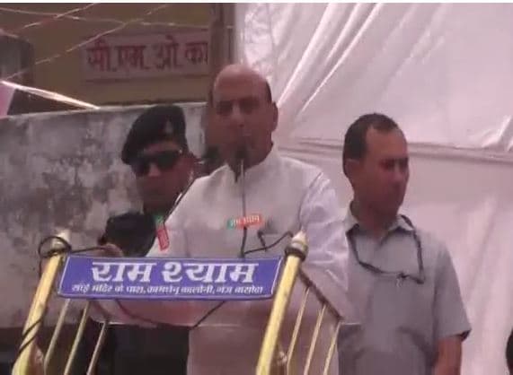 गृह मंत्री राजनाथ ने कांग्रेस पर बोला हमला, गरीबों से कफ़न छीनने का लगाया आरोप