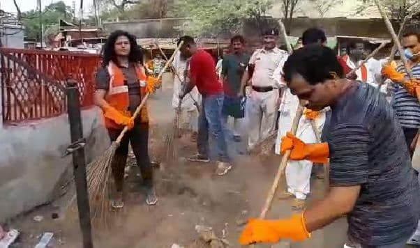 कलेक्टर की ‘सफाईगीरी’, गंदगी देख खुद उठाई झाड़ू और की सफाई