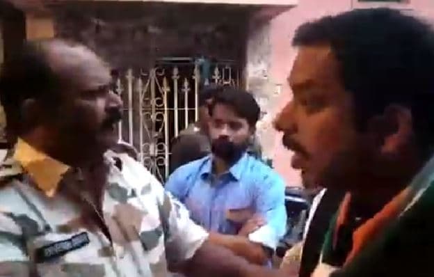 फर्जी मतदान को लेकर कांग्रेस प्रत्याशी प्रवीण पाठक ने किया हंगामा