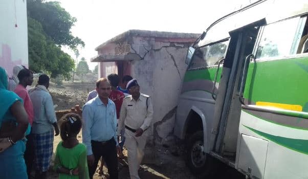 मतदान केंद्र पर बड़ी संख्या में मौजूद थे मतदाता, अचानक पोलिंग बूथ से टकराई बस, बड़ा हादसा टला
