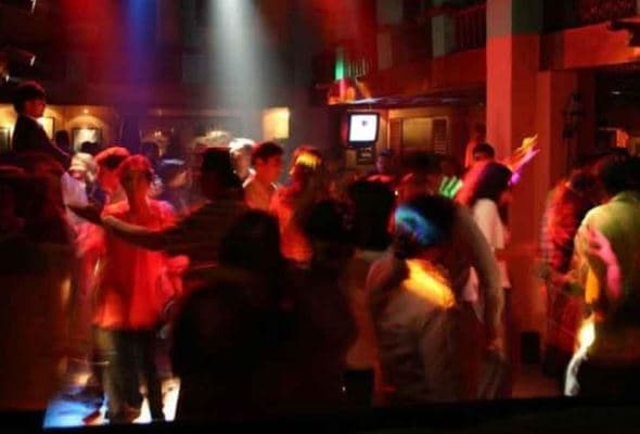 नशे में धुत्त युवतियों ने पब में मचाया जमकर उत्पात, थाने में हंगामा, डॉक्टरों से भी अभद्रता