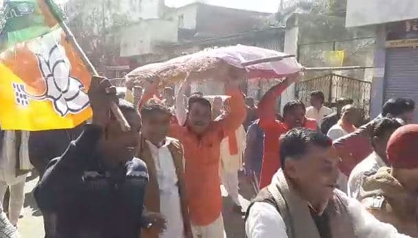 गायों की मौत पर भाजपा नेताओं ने कांग्रेस सरकार की अर्थी निकाली