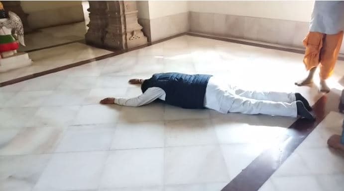 सिंधिया की प्रतिमा के सामने यूं दंडवत करते नजर आए कैबिनेट मंत्री, देखें वीडियो