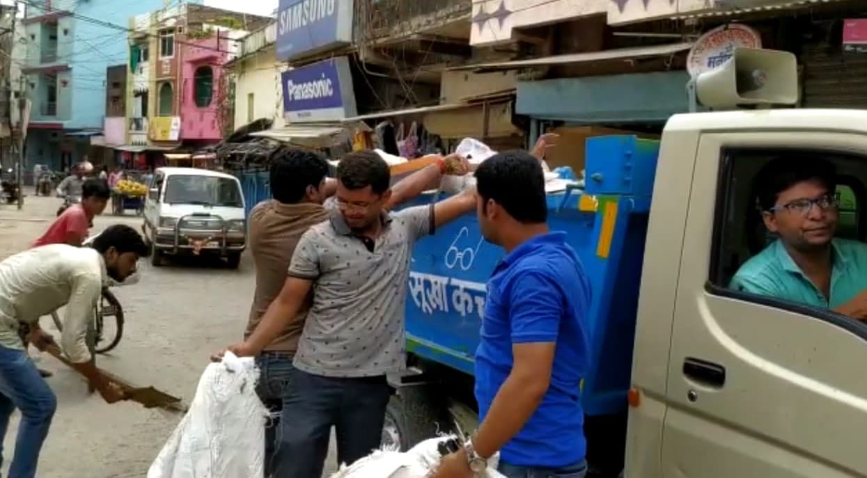 वीडियो: सफाईकर्मी हड़ताल पर गए तो नगर परिषद सीएमओ, उपाध्यक्ष सहित पार्षदों ने लगाई झाड़ू