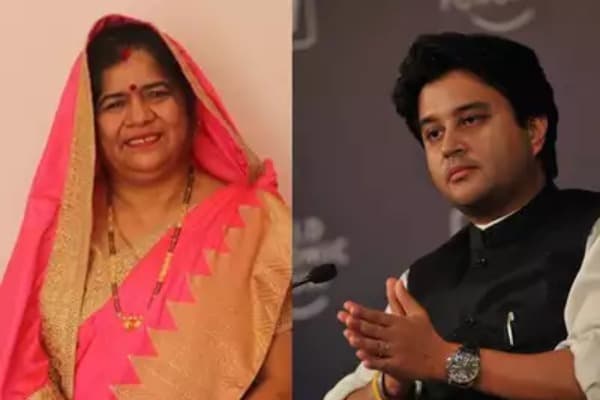 अब इमरती देवी बोली- सिंधिया जी, यदि झाडू भी पकड़ा देंगे तो भी खुश रहूंगी