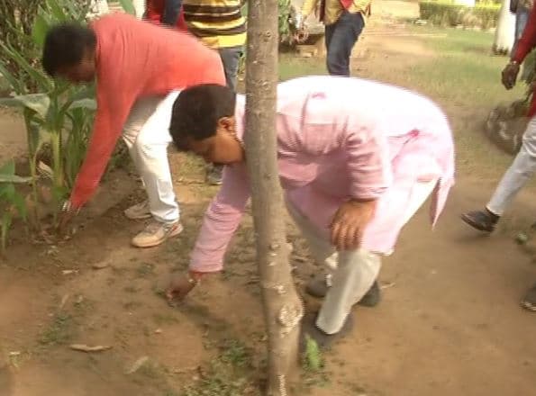 कैबिनेट मंत्री फिर दिखे सफाई करते हुए, इस बार पार्क से किया कचरा और प्लास्टिक साफ