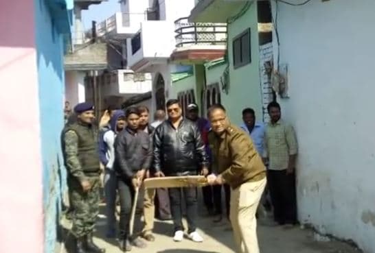 जब एसपी ने खेला गली क्रिकेट, बच्चों की गेंद पर जमकर लगाए शॉट