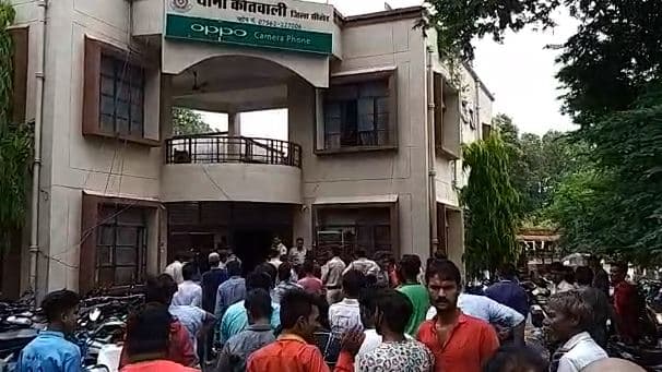 बच्चा चोरी के शक में भीड़ ने की युवक की पिटाई, पुलिस को सौंपा