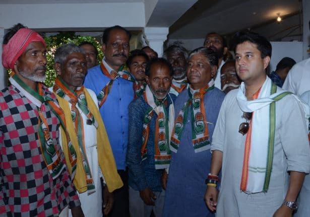 सिंधिया के गढ़ में बीजेपी को झटका, अब इस नेता ने समर्थकों के साथ थामा कांग्रेस का ‘हाथ’