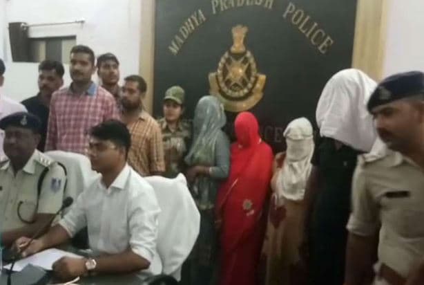 सेक्स रैकेट का पर्दाफ़ाश, आपत्तिजनक हालत में 4 महिलाएं और 3 पुरुष गिरफ्तार
