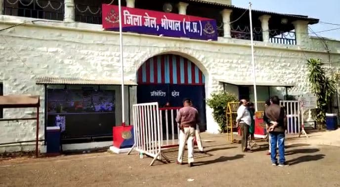 भोपाल में स्ट्रांग रूम के बाहर लगी एलईडी हुई बंद, हंगामा