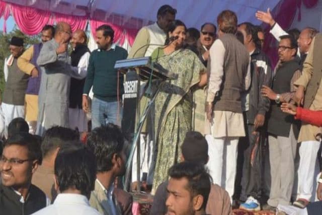 मंच पर भिड़े कांग्रेसी, जमकर हुई धक्कामुक्की, प्रभारी मंत्री बोले- ‘अभी भी वक्त है सुधर जाओ’