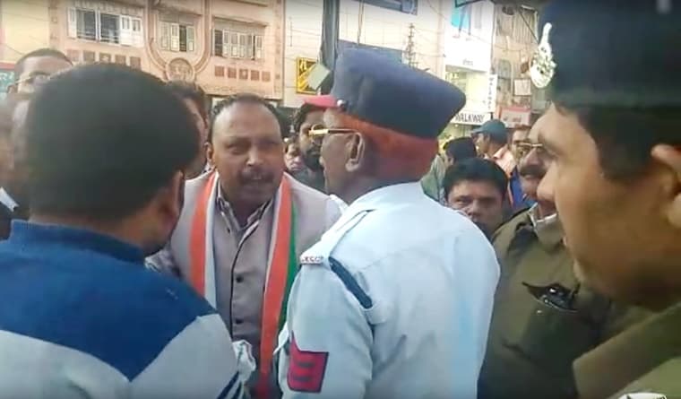 कांग्रेसी नेता की दादागिरी, पुलिसकर्मियों को दी सरेआम ये धमकी, वीडियो वायरल