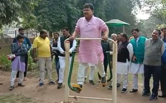 गंदगी देख भड़के मंत्री ने दिए FIR के निर्देश,  पार्क में युवाओं से मिले, एक्सरसाइज भी की
