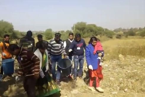 9 माह की बच्ची को साथ लेकर इस डिप्टी कमिश्नर ने उठाया सफाई का जिम्मा