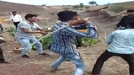 प्रेमी के साथ भागी युवती को परिजनों ने लाठी-डंडों से पीटा, वीडियो बना सोशल मीडिया पर किया वायरल