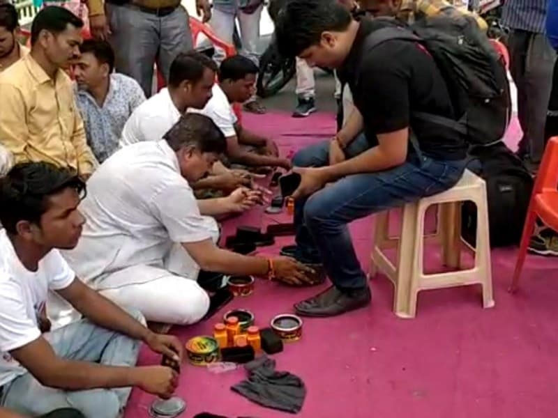 मोदी के दूसरी बार पीएम बनने पर इस पार्षद ने की फ्री में बूट पॉलिश
