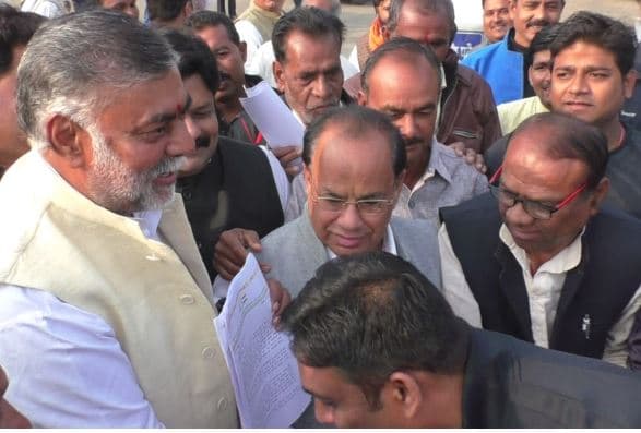 अब कांग्रेस विधायक भाजपा नेता के चरणों में ‘नतमस्तक’