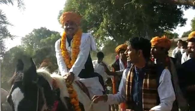 विधायक का अनोखा अंदाज, घोड़ी चढ़कर कर रहे गांव-गांव का दौरा