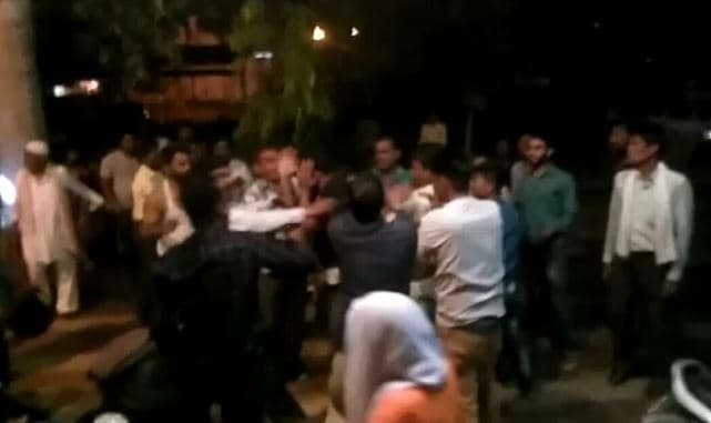 बिजली कर्मचारी की मौत पर बवाल, गुस्साए परिजनों ने AE को पीटा