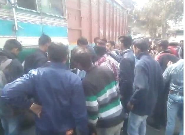 अनियंत्रित होकर 100 फीट नीचे गिरा ट्रक, चालक की मौत
