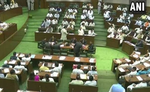 उद्धव सरकार पहली परीक्षा में पास, फ्लोर टेस्ट में 169 सदस्यों का समर्थन, BJP का वॉकआउट