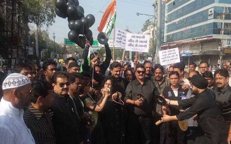 केंद्र के खिलाफ काले लिबास में कांग्रेस का प्रदर्शन, भाजपाई भी जवाब देने पहुंचे