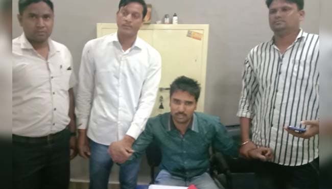 झूठे केस में फंसाने की धमकी पड़ी भारी, आरक्षक रिश्वत लेते धराया