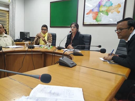 काम से न खुश कलेक्टर ने लगाई अधिकारियों को फटकार, कुछ को मिली दाद