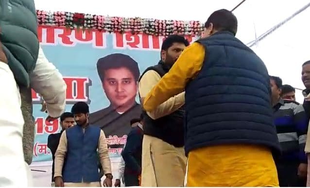 VIDEO : अधिकारियों पर भड़के जनपद अध्यक्ष, प्रभारी मंत्री ने जमकर लगाई फटकार