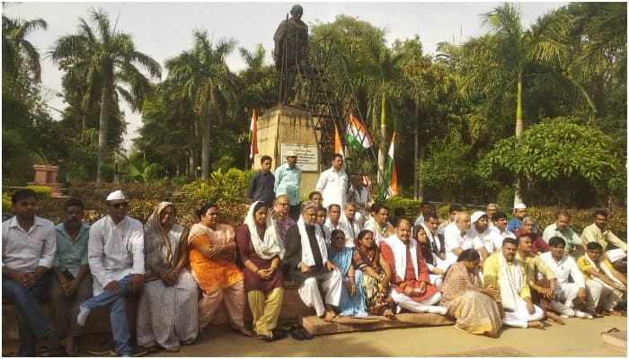 BJP विधायक के बयान से गर्माई सियासत, सड़कों पर उतरी कांग्रेस, मौन धरना देकर जताया विरोध