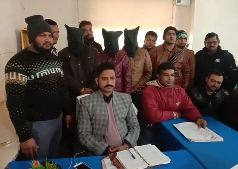 9 साल से फरार लूट और डकैती के तीन आरोपियों को एसटीएफ ने किया गिरफ्तार