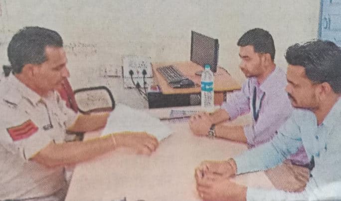 रेत से भरे ट्रेक्टर ट्रॉली रोकने पर नायब तहसीलदार से मारपीट, जान बचाकर भागना पड़ा