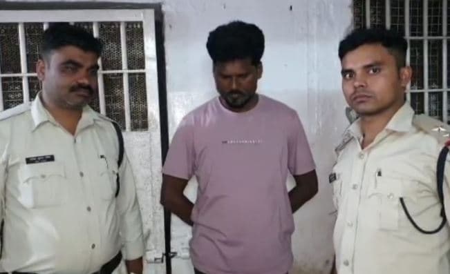 घर में चल रहा था शराब का अहाता, एसपी की टीम ने मारा छापा