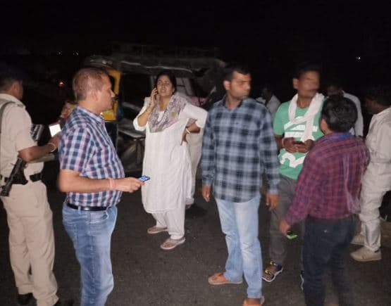 दुर्घटना के बाद मौके पर पहुंची कलेक्टर, घायलों को एसडीएम की गाड़ी से भेजा अस्पताल