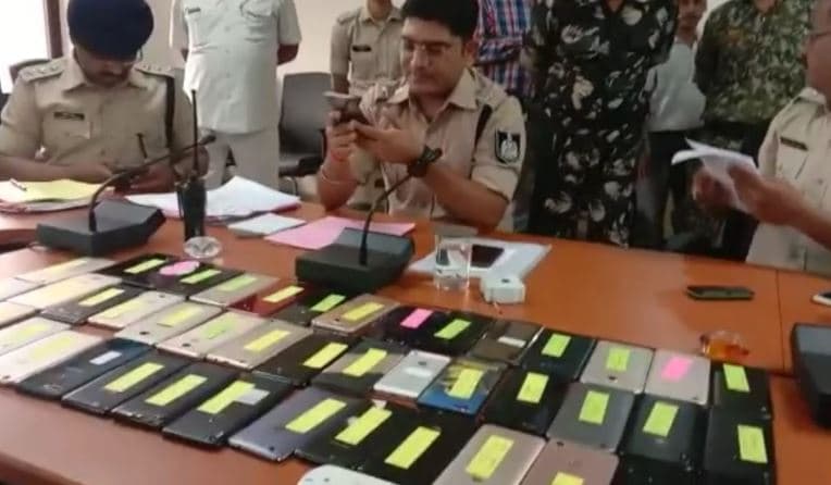 मोबाइल खो जाने पर पुलिस करेगी आपकी मदद, 47 मोबाइल ढूंढ कर ग्राहकों को लौटाए