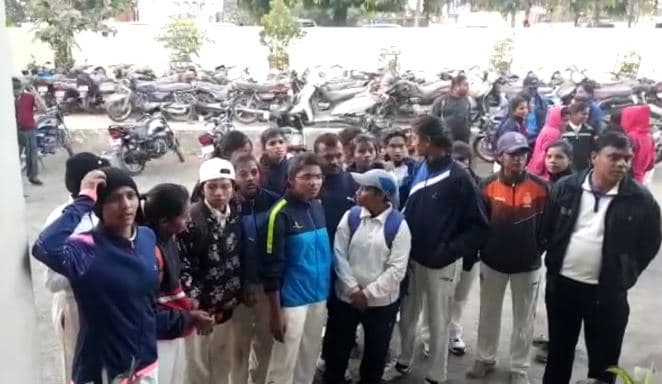 शराबी लड़कों को छेड़छाड़ करना पड़ा महंगा, महिला खिलाड़ियों ने पीछा कर यूं खदेड़ा