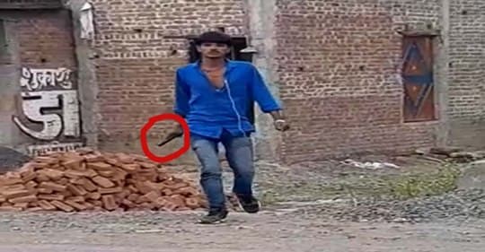 माउजर लेकर आतंक फैलाते युवक का वीडियो वायरल, लोगों में दहशत