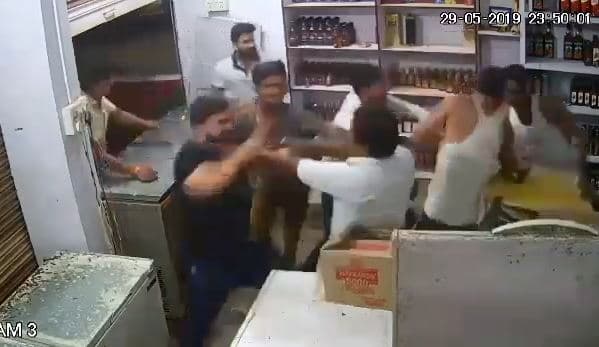शराब दुकान के अंदर घुसकर कर्मचारियों से मारपीट, बियर की बोटल से किया हमला