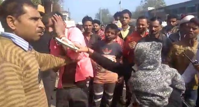 VIDEO VIRAL: अस्पताल में महिला को युवक ने छेड़ा, चप्पलों से हुई जमकर धुनाई