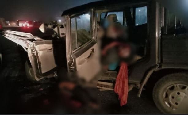 ACCIDENT: खड़े ट्रक में जा घुसी बोलेरो के उड़े परखच्चे, 2 की मौत, 2 गंभीर घायल