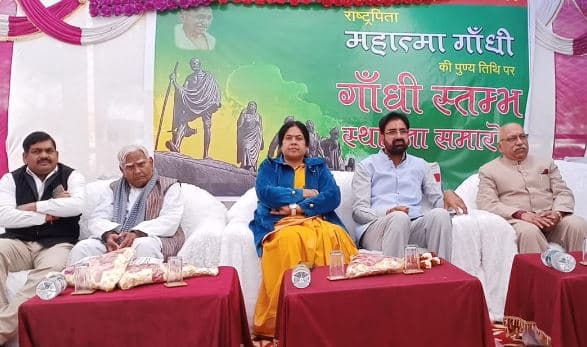 नेहरू महाविद्यालय में महात्मा गांधी की प्रतिमा का अनावरण